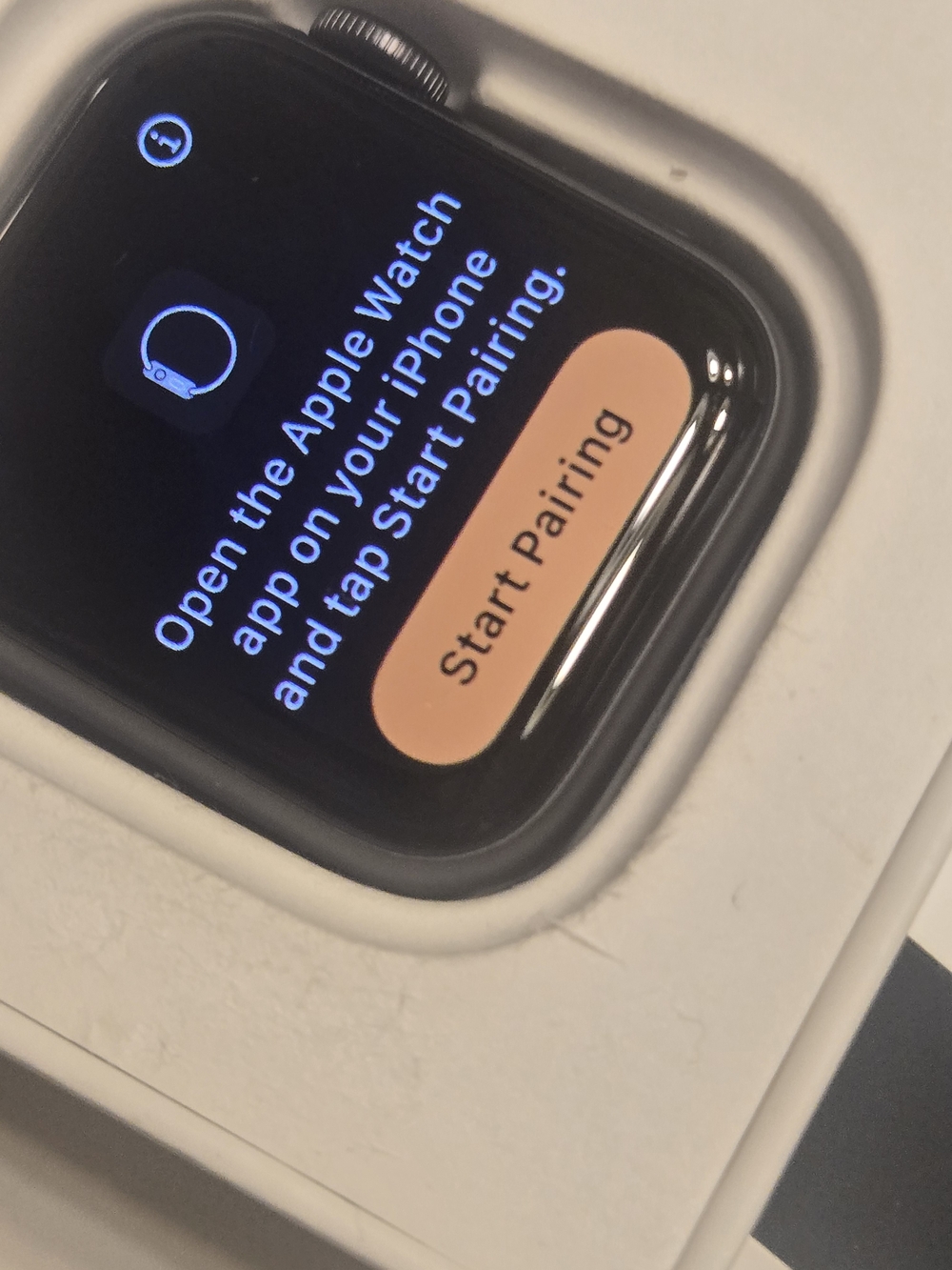 new, never used Apple Watch SE (1st Generation) with built-in GPS + Cellular